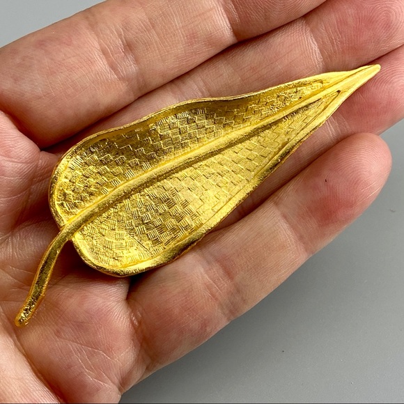Vintage Brushed Gold Leaf Brooch - Picture 7 of 14